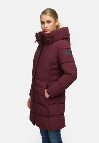 Bordeaux gevoerde parka met capuchon, verticale quiltstructuur, twee zijzakken, zwarte rits en een logopatch op de mouw.
