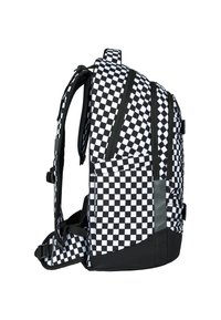Černobílý kostkovaný batoh s polstrovanými ramenními popruhy, několika zipovými přihrádkami a zesílenou základnou.