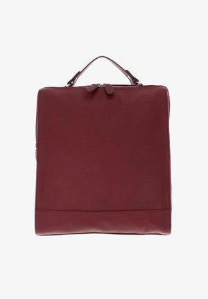 Un sac à dos en cuir rouge avec une texture lisse, une forme rectangulaire, deux anses supérieures et une fermeture éclair. Design simple sans accents supplémentaires.