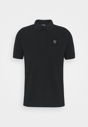 Czarna koszulka polo z krótkim rękawem, trzema guzikami oraz małą prostokątną naszywką z logo na lewej piersi.