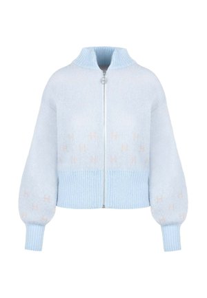 Lyseblå strikket trøje med lynlås, høj krave, ribstrikkede manchetter og kant, med let puffede lange ærmer.