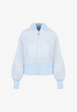 Lyseblå strikket trøje med lynlås, høj krave, ribstrikkede manchetter og kant, med let puffede lange ærmer.