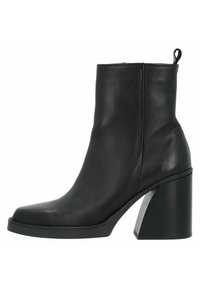 Bota de cuero negra hasta el tobillo con punta cuadrada, tacón alto y bloque, textura suave, lengüeta trasera y diseño minimalista.