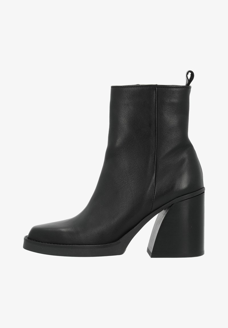Bota de cuero negra hasta el tobillo con punta cuadrada, tacón alto y bloque, textura suave, lengüeta trasera y diseño minimalista.