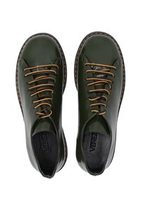 Groene lederen schoenen met een glanzende afwerking, ronde neus en bruine veters. Heeft contrasterende stiksels rond de zool en een gestructureerde zwarte binnenvoering.