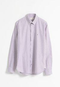 Camisa de hombre de manga larga con botones, con finas rayas verticales en lavanda y blancas, cuello abotonado y un pequeño logo en el pecho.