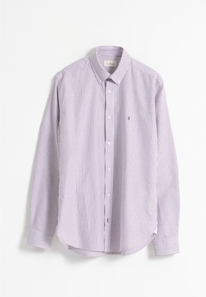 Camisa de hombre de manga larga con botones, con finas rayas verticales en lavanda y blancas, cuello abotonado y un pequeño logo en el pecho.