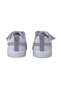 Scarpe da ginnastica bianche e lavanda chiaro con un pannello in tessuto texturizzato, tassello rinforzato sul tallone e cinturino in velcro sulla parte superiore.