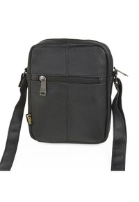 Bolso cruzado de cuero negro con forma rectangular, bolsillo frontal con cremallera, correa ajustable y logotipo de la marca grabado en el lateral.