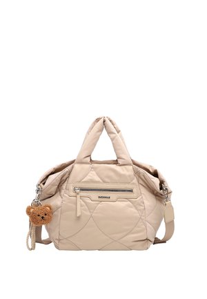 Beige quiltet håndtaske med to håndtag, forreste lynlåslomme, aftagelig skulderrem og en lille brun bamse-nøglering fastgjort.