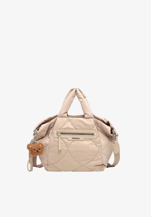 Beige quiltet håndtaske med to håndtag, forreste lynlåslomme, aftagelig skulderrem og en lille brun bamse-nøglering fastgjort.