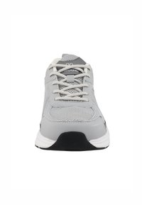 Graue Sportschuh mit Obermaterial aus Mesh, runder Zehenform und weißer Sohle. Verfügt über eine gepolsterte Zunge, flache Schnürsenkel und einen schwarzen Akzent an der Ferse.