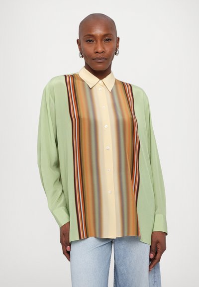 Camisa de manga larga en verde claro con un frente abotonado, que presenta patrones de rayas verticales en beige, naranja y rojo a lo largo del centro.