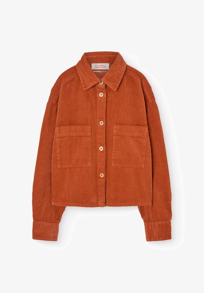 Hnedočervená kordová bunda s golierom, dvomi prednými vreckami, gombíkovým zapínaním a rebrovanou textúrou. Neformálny, skrátený strih s dlhými rukávmi.