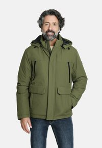 Chaqueta aislante verde oliva con capucha, que cuenta con bolsillos en el pecho con cremallera, bolsillos inferiores con botón a presión y detalles en negro a lo largo de la cremallera.