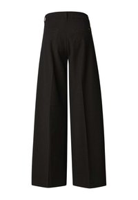 Spodnie o szerokich nogawkach w kolorze czarnym, wykonane z gładkiej tkaniny. Posiadają gładkie tylne kieszenie oraz zapięcie na zamek błyskawiczny z szlufkami na pasek. Dopasowane w talii.