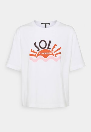 Biały t-shirt z krótkim rękawem, okrągłym dekoltem i kolorowym tekstem graficznym "Le Soleil à l'horizon" nad różowymi falistymi kształtami z przodu.