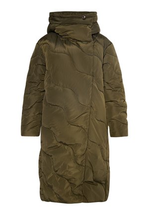 Oliivinvihreä untuvatakki, jossa on korkea kaulus, teksturoitu tikattu kuviot ja yksi nappisuljenta. Pitkät hihat ja suora leikkaus.