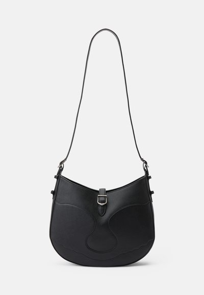 Sac à épaule en cuir noir avec un design incurvé, surface texturée et détail de boucle en métal argenté. Sangle ajustable et base douce à bords festonnés.