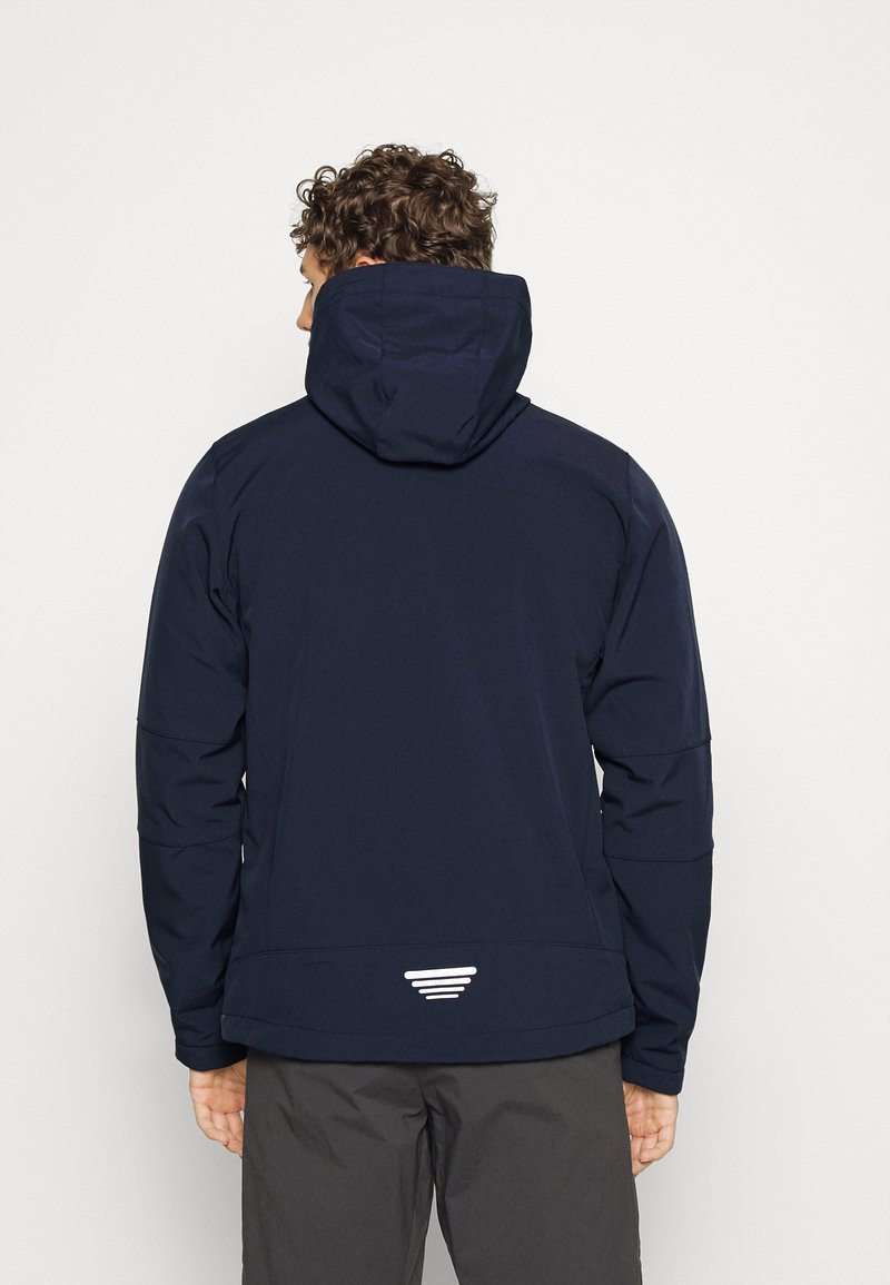 Chaqueta con capucha azul marino de textura suave, con un dobladillo asimétrico y detalle del logo en blanco en la parte posterior.