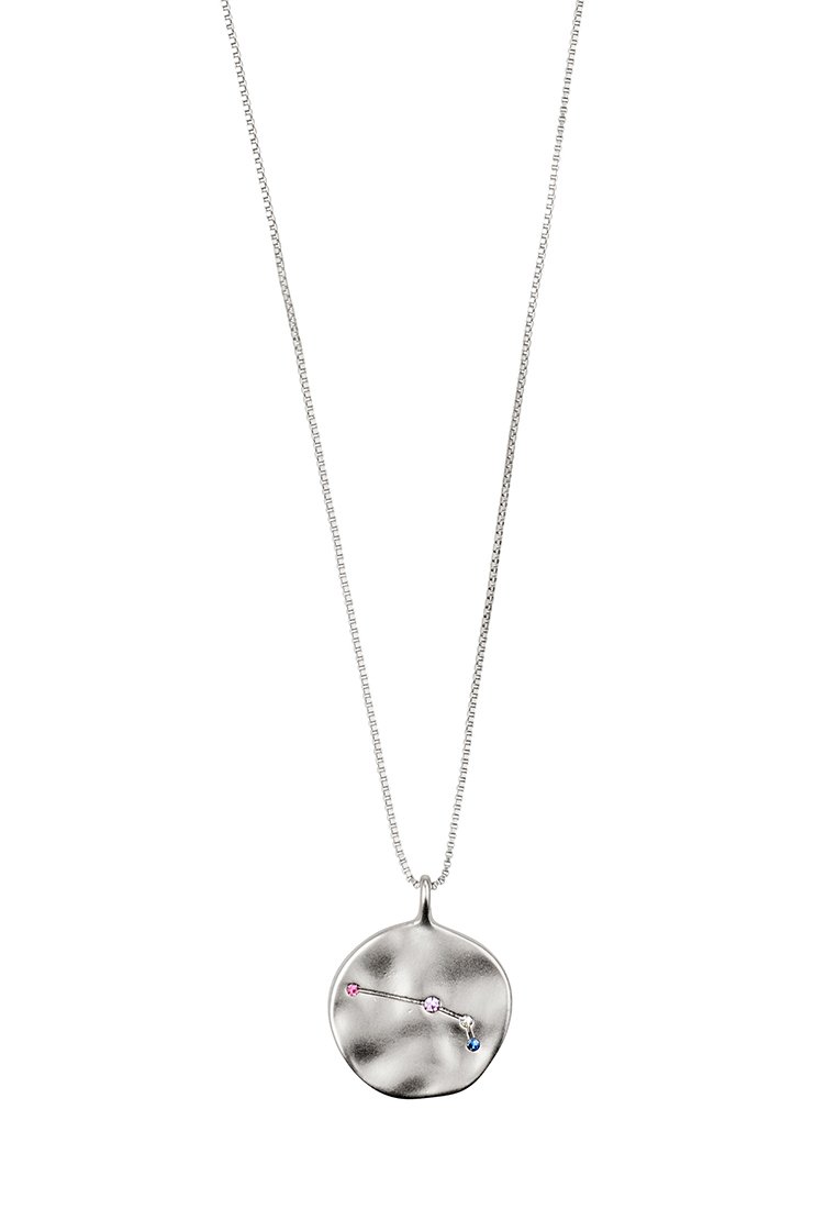 Collier en argent avec un pendentif circulaire et texturé. Présente une ligne de trois pierres colorées avec des accents rose et bleu.