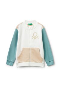 Giacca bianca con zip, tasche beige, maniche teal, dettagli beige sulle spalle e logo beige sul petto.