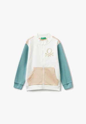 Chaqueta blanca con cremallera, bolsillos beige, mangas turquesa, acentos en los hombros beige y un logo beige en el pecho.