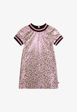 Robe en imprimé léopard en or et violet scintillant, avec des manches courtes, un col noir côtelé avec des accents roses, et une fermeture à bouton dans le dos.