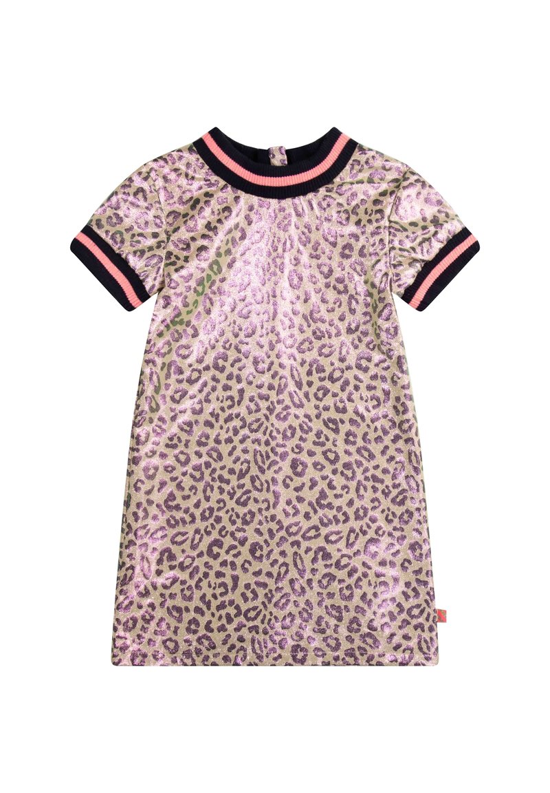 Robe en imprimé léopard en or et violet scintillant, avec des manches courtes, un col noir côtelé avec des accents roses, et une fermeture à bouton dans le dos.