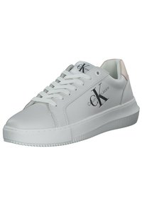 Sneakers bianchi in pelle con punta arrotondata, suola piatta in gomma e lacci anteriori. Presentano un logo nero e un accento rosa pallido sul tallone.