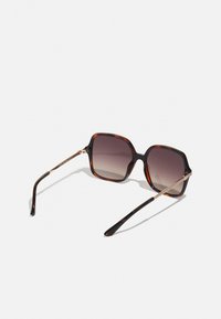 Ochelari de soare pătrați cu ramă din fantezie de țestoasă, lentile cu degradé și accente din metal aurit pe brațe. Design elegant și ușor.