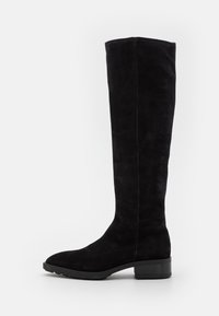 Botte noire en daim montée jusqu'au genou avec un petit talon bloc et un bout arrondi, vue de profil sur fond blanc.