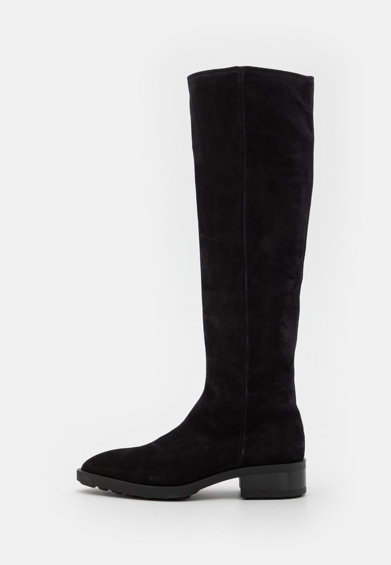 Botte noire en daim montée jusqu'au genou avec un petit talon bloc et un bout arrondi, vue de profil sur fond blanc.