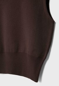 Tmavě hnědá pletená svetrová vesta bez rukávů s ribovaným lemem a otvory na paže, zobrazena na světlém pozadí.