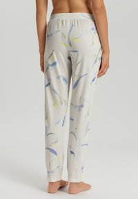 Lichte, loszittende pyjamabroek in lichtgrijs, versierd met abstracte aquarelpatronen in blauw en gele tinten. Elastische tailleband.