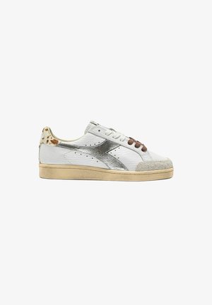 Sneaker bianco con dettagli in argento, punta in camoscio e lacci marroni. Presenta dettagli perforati e un tallone texturizzato.
