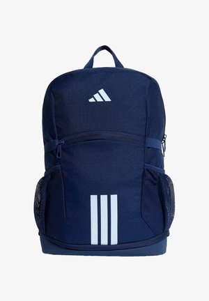 Mochila Adidas azul marino con asa superior, bolsillo frontal con cremallera, dos bolsillos laterales de malla y logo Adidas blanco con tres franjas en el frente.