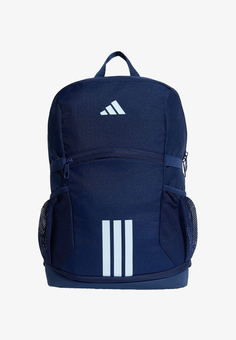 Σκούρο μπλε σακίδιο Adidas με επάνω λαβή, μπροστινή τσέπη με φερμουάρ, δύο δίχτυα στις πλαϊνές τσέπες και λευκό λογότυπο Adidas με τρεις ρίγες μπροστά.