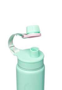 Mintgrüne Wasserflasche mit einem Schraubverschluss und einem Trageband. Verfügt über eine breite Öffnung und eine glatte, matte Oberfläche. Enthält eine pinkfarbene Kappenakzent.