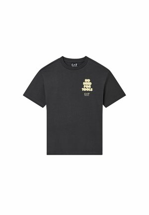 T-shirt nera a manica corta con scollo tondo, scritta beige "NO NEED FOR TOOLS" e piccolo logo EA7 Emporio Armani sul lato sinistro del petto.