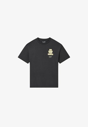 T-shirt nera a manica corta con scollo tondo, scritta beige "NO NEED FOR TOOLS" e piccolo logo EA7 Emporio Armani sul lato sinistro del petto.