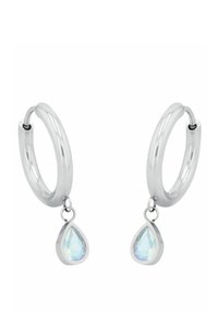 Zilveren ringoorbellen met een druppelvormige, iriserende hanger die aan elke ring hangt, met een gladde afwerking en ovale vorm.