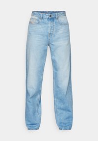 Jeans de color azul claro hechos de mezclilla, con corte recto, diseño de cinco bolsillos y una cremallera visible con costuras en contraste.
