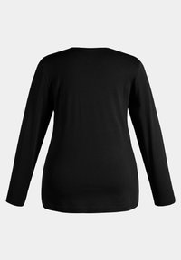 Camisa negra de mangas largas hecha de una tela suave, con un escote redondeado y una textura lisa. La vista trasera muestra un diseño simple y minimalista.