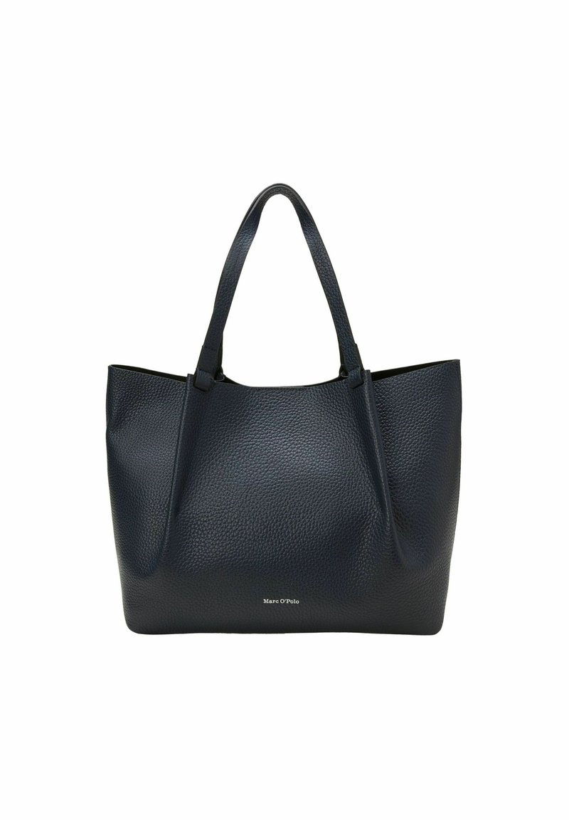 Sac fourre-tout en cuir bleu marine avec une texture granuleuse, une forme douce et structurée, et deux poignées robustes. Présente un logo discrèt sur le devant.