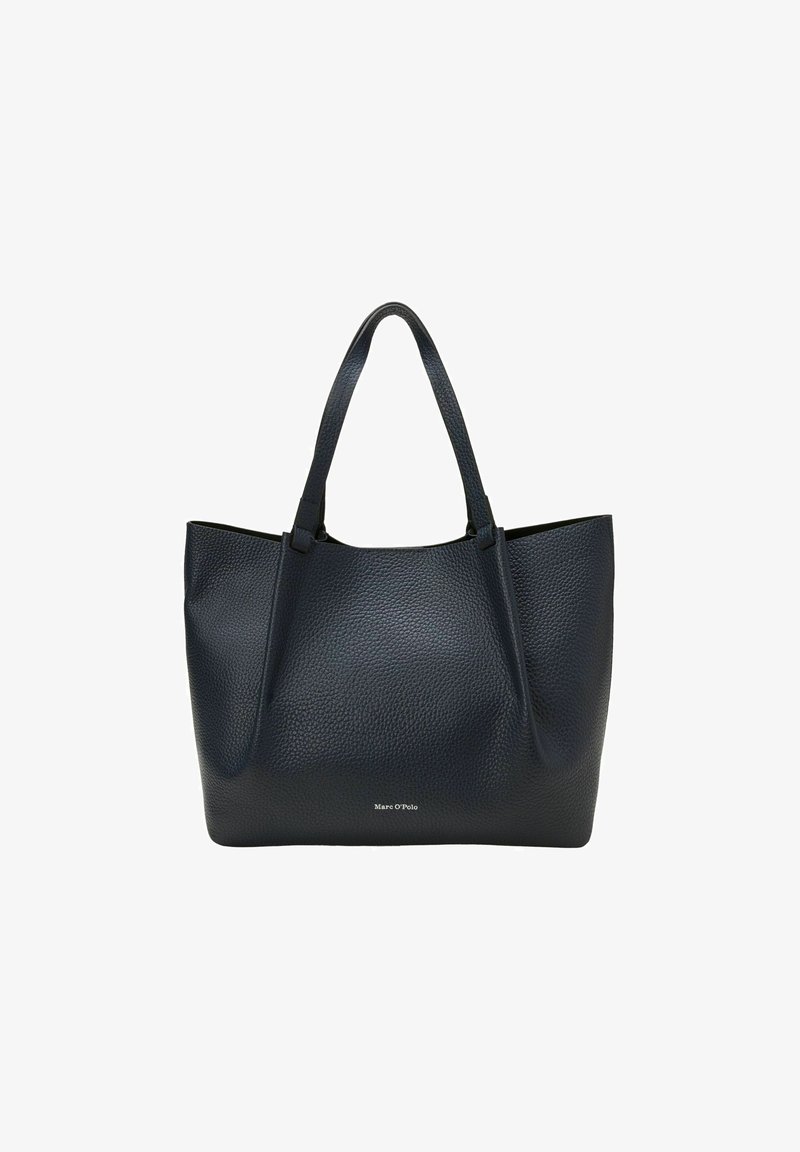 Sac fourre-tout en cuir bleu marine avec une texture granuleuse, une forme douce et structurée, et deux poignées robustes. Présente un logo discrèt sur le devant.