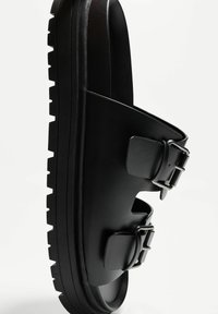Bershka BUCKLED - Natikači - black