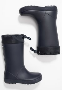 Bottes en caoutchouc bleu foncé avec une finition lisse, dotées d'un revers en tissu noir, de détails avec cordon de serrage et d'une semelle texturée pour une meilleure adhérence.