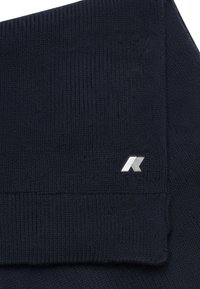 Écharpe tricotée bleu marine avec une texture côtelée, ornée d'un logo métallique dans le coin inférieur droit.