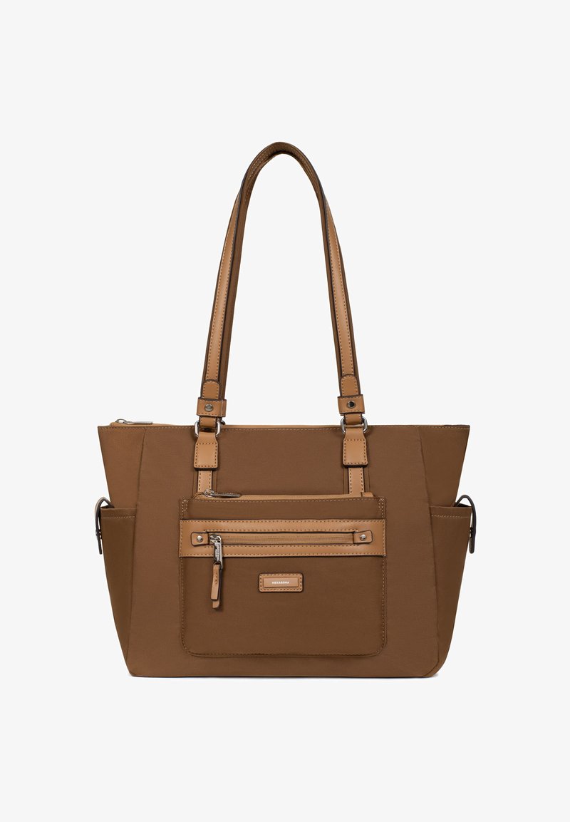 Bruine draagtas van duurzame stof met twee schouderriemen, een ritszak aan de voorkant en contrasterende beige accenten. Voorzien van zijvakken.